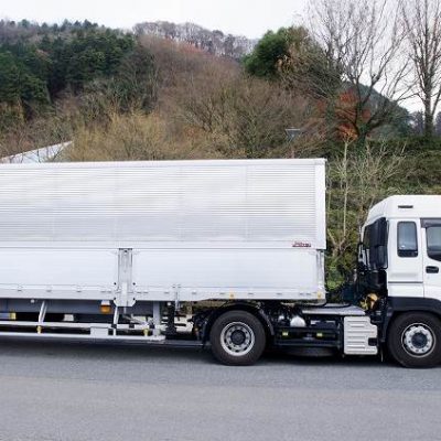 似ているようで違うラッピングカー（トラック）とアドトラック