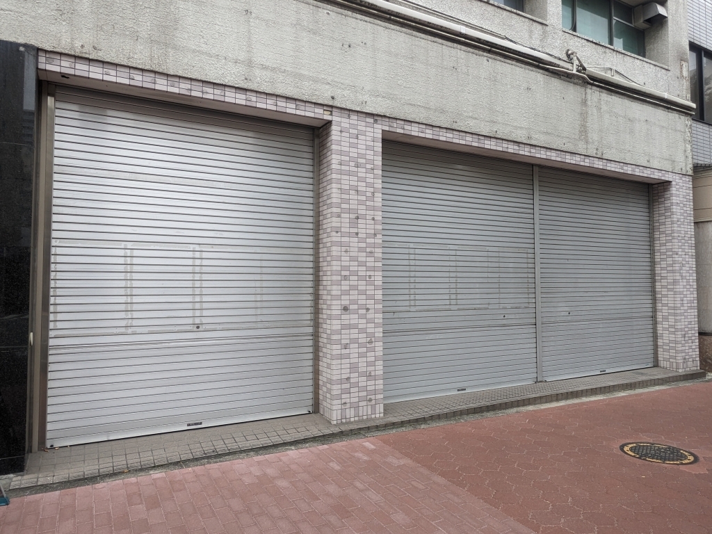 船橋屋様シャッターラッピング施工前写真